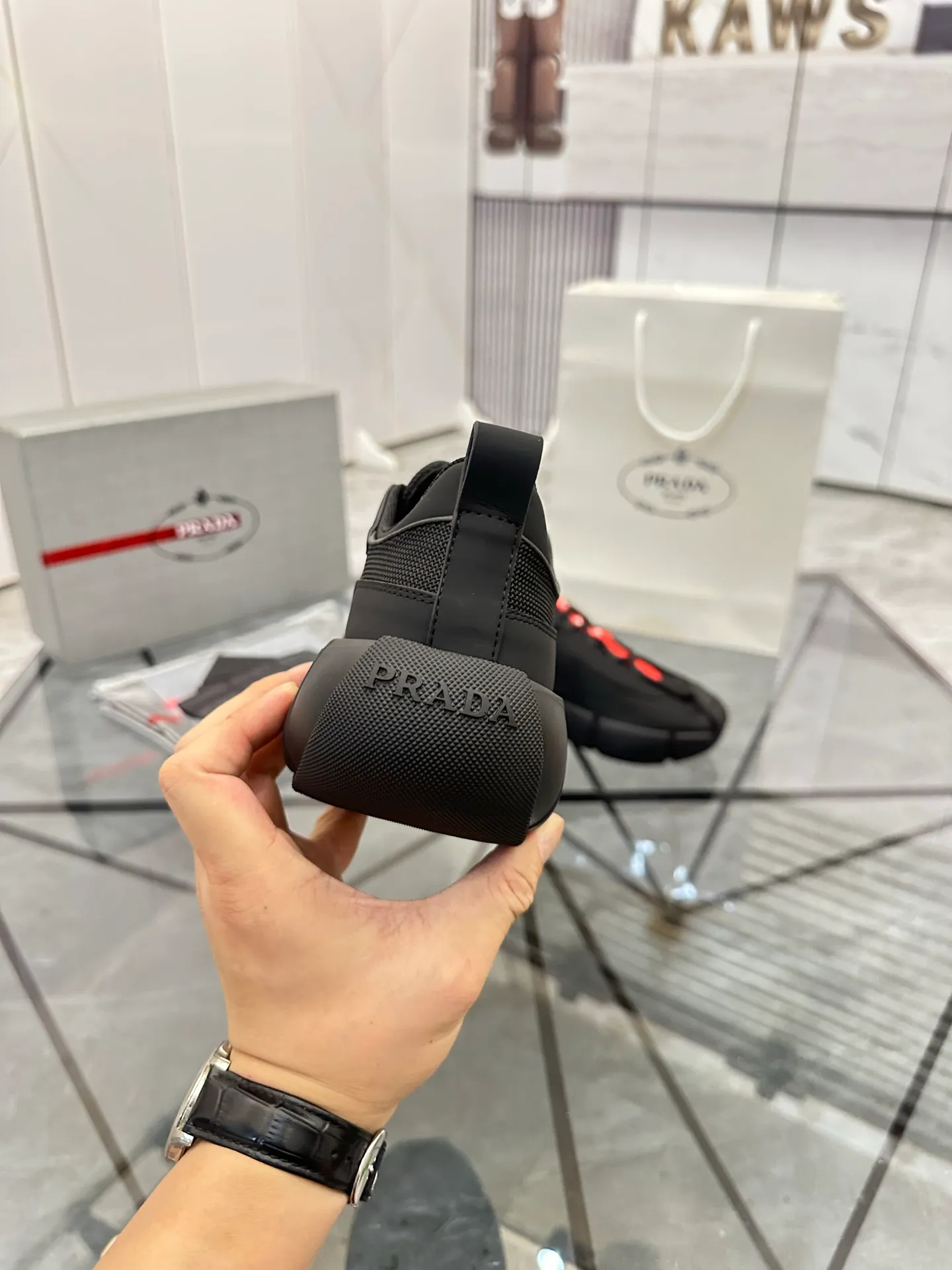 Men's shoes for sale 💰: 💰P540¥ High-end top quality Product trademark: Prada *"Prada*" low-top casual shoes Regular size: 38-45 (can be customized to 46) Product materials: upper imported first-layer cowhide spliced ​​with breathable mesh, breathable lining, cowhide foot pads, original ultra-light foam outsole. No.: 001